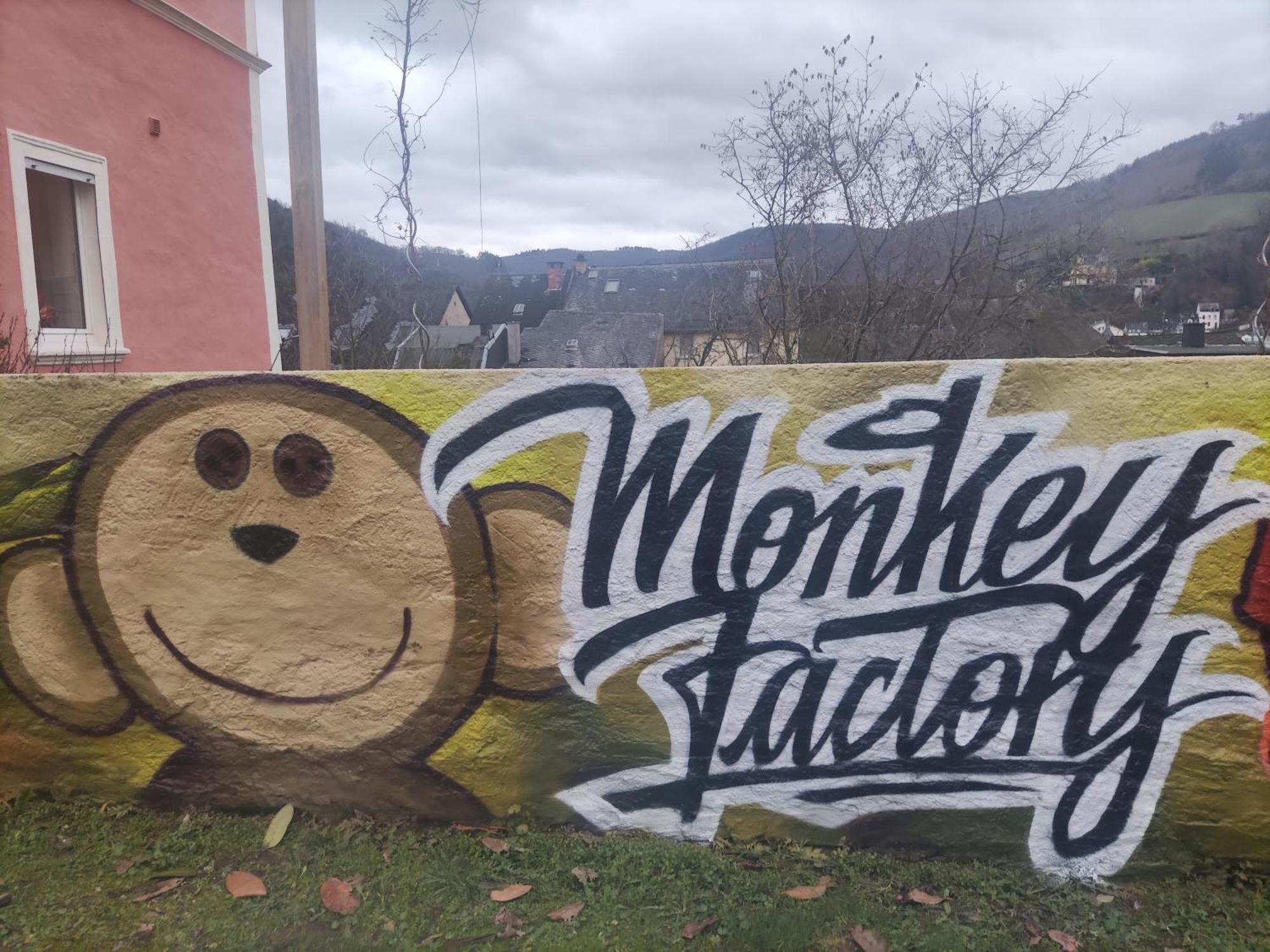 Monkey Factory - Mini Home-Stay Hostel Traben-Trarbach Exterior photo